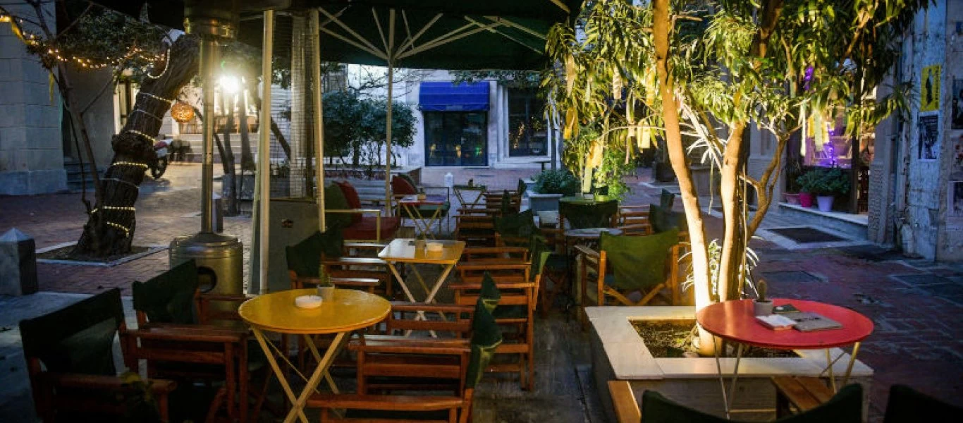 Κορωνοϊός: Κλείνουν μαγαζιά σε όλη τη χώρα - Μαζεύουν τραπέζια και καρέκλες (φώτο - βίντεο)